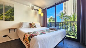 1 bedroom, desk, iron/ironing board, free WiFi - Waikiki Spacious Modern Remodel. w/Pool & Hot tub - Sleeps 3 (Honolulu)
