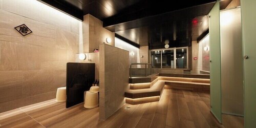 Rembrandt Cabin and Spa Shimbashi - Caters to Men