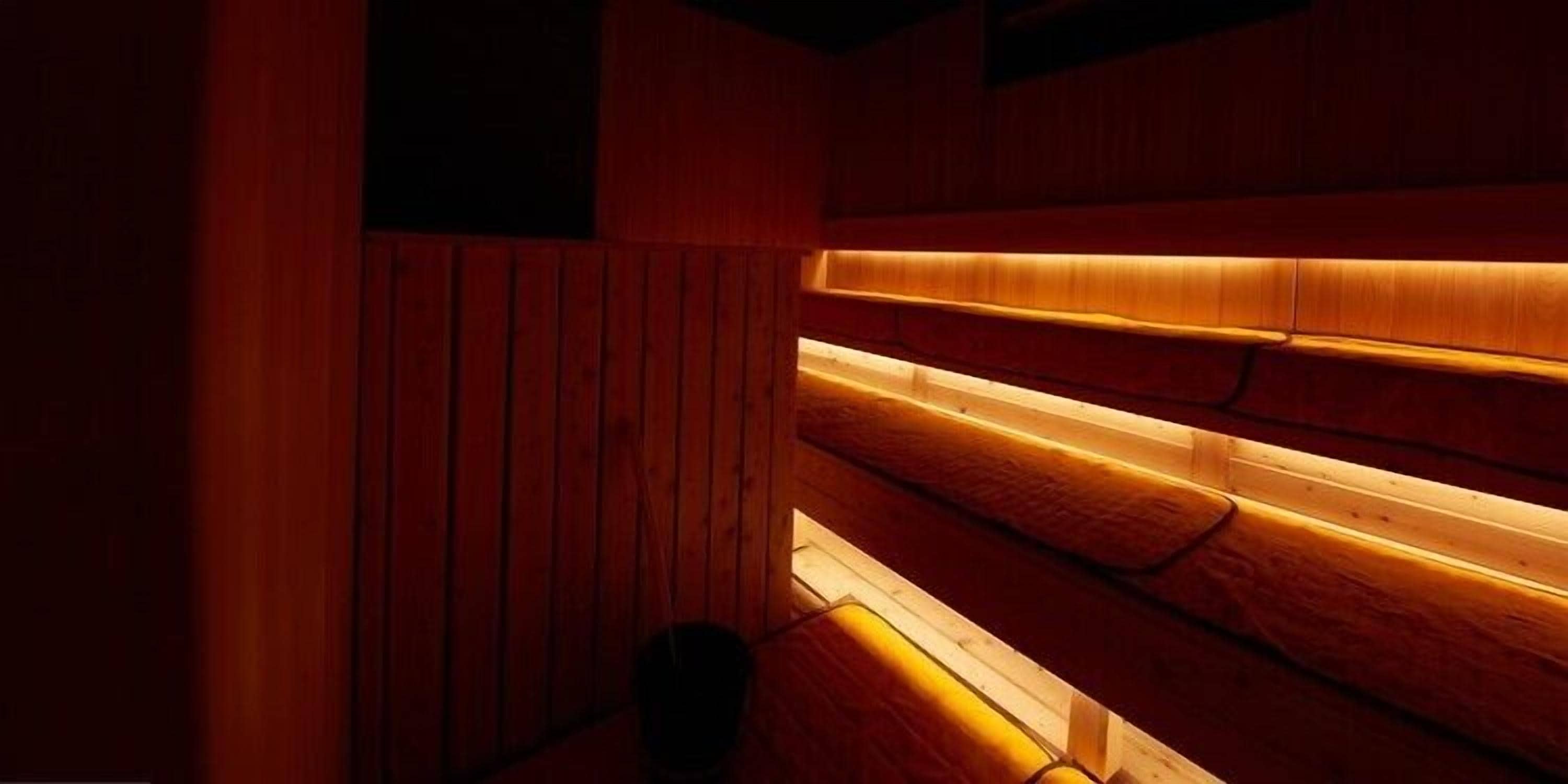 Un mur en bois doté d’un système d’éclairage intégré.