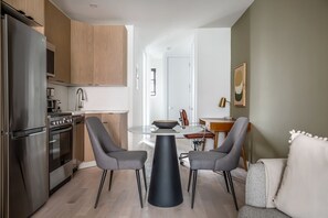 Frigorifero, microonde, forno, piano cottura