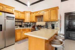 Refrigerador, placa de cocina, cafetera/tetera, utensilios de cocina