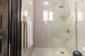Douche, sèche-cheveux, serviettes fournies
