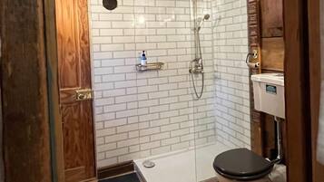 Apartment | Bathroom | Shower, deep-soaking bathtub, hair dryer, towels
