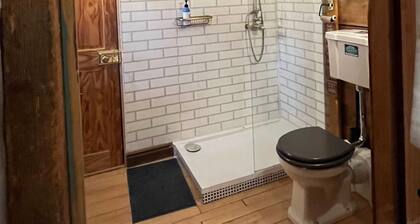 Remarkable Boultons Barn With hot tub & opt Sauna