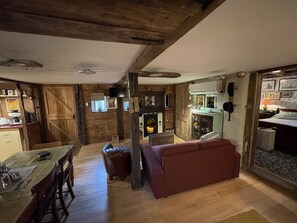 Apartment | Private kitchen | Fridge, microwave, oven, stovetop - Remarkable Boultons Barn With hot tub (Newton Abbot)