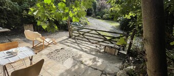 Remarkable Boultons Barn With hot tub & opt Sauna