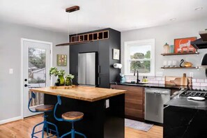 冷蔵庫、電子レンジ、オーブン、コンロ