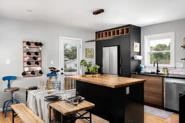 冷蔵庫、電子レンジ、オーブン、コンロ