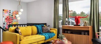 Eclectic Mid Century Modern 3BD/3BA with *Hot Tub*