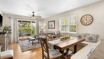Condo, Multiple Beds, Kitchen (Valley View Treehouse) | Living area