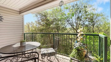 Condo, Multiple Beds, Kitchen (Valley View Treehouse) | Outdoor dining