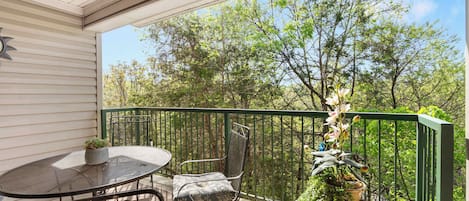 Condo, Multiple Beds, Kitchen (Valley View Treehouse) | Outdoor dining