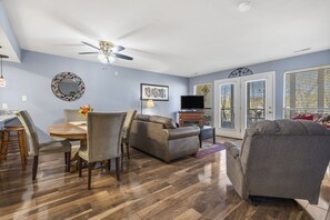 Interior - Sunroom Serenity - Community Pool (Branson)
