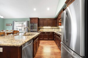 Casa, varias camas, balcón | Cocina privada | Refrigerador, microondas, horno y parrilla de estufa 