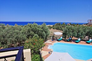 A pool area with lounge chairs and a view of the sea. - Marilena Sunset Villa Ena (Pomos)