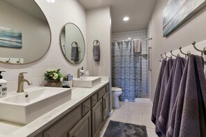Condo, varias camas, balcón (Table Rock Lookout Duo) | Baño | Secadora de cabello y toallas 