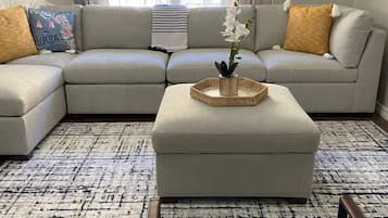 Smart TV, chimenea, videojuegos y futbolito