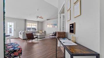 Smart TV, chimenea, videojuegos y futbolito