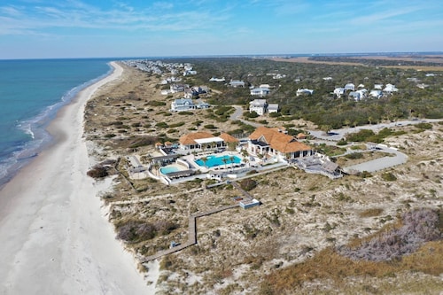 Chic + Modern BHI Retreat, Both Clubs, 3 Golf Carts, 5 Porches w/Great Views