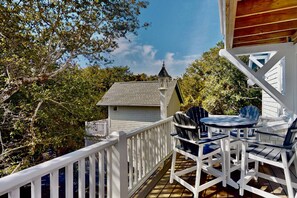 Outdoor dining - Chic + Modern BHI Retreat, Both Clubs, 3 Golf Carts, 5 Porches w/Great Views (Bald Head Island)