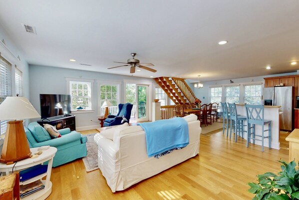 Smart TV, books - Fun Family Beach Getaway, BHI & Shoals Club, 3 Golf Carts, 5 Porches w/Great Views (Bald Head Island)