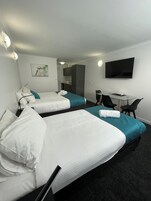 1 habitación, tabla de planchar con plancha y ropa de cama