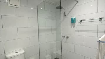 Shower, rainfall showerhead, free toiletries, hair dryer