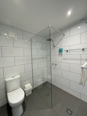 Shower, rainfall showerhead, free toiletries, hair dryer - Barham Bridge Motor Inn (Barham)