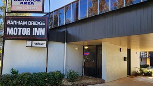 A motor inn with a sign indicating an AAA-rated pool and outdoor area 20m away. - Barham Bridge Motor Inn (Barham)
