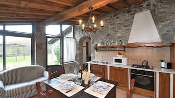 Frigorifero, microonde, forno, piano cottura