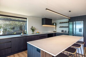 Fridge, oven, stovetop, dishwasher