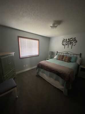 5 bedrooms, desk, iron/ironing board, travel crib