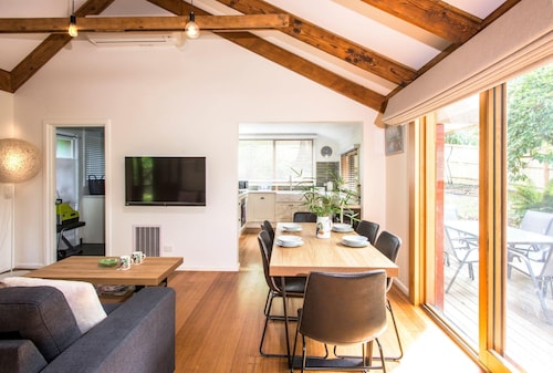 Camellia Cottage - In the heart of picturesque Olinda (only 45 min from Melbourne CBD) is this little hideaway.