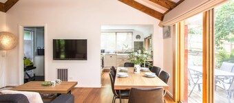 Camellia Cottage - In the heart of picturesque Olinda (only 45 min from Melbourne CBD) is this little hideaway.