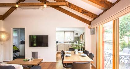 Camellia Cottage - In the heart of picturesque Olinda (only 45 min from Melbourne CBD) is this little hideaway.