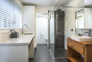 Bathroom - Camellia Cottage - In the heart of picturesque Olinda (only 45 min from Melbourne CBD) is this little hideaway. (Olinda)