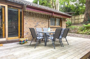 Outdoor dining - Camellia Cottage - In the heart of picturesque Olinda (only 45 min from Melbourne CBD) is this little hideaway. (Olinda)