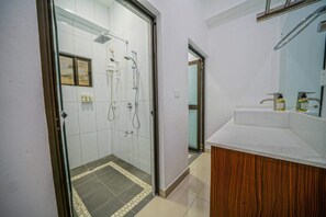 Dusch, handdukar och toalettpapper