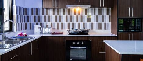 Kjøleskap, mikrobølgeovn, ovn og kokeplater