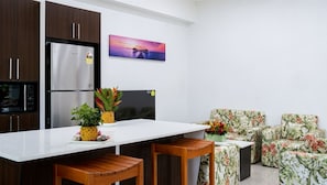 2 habitaciones, tabla de planchar con plancha y ropa de cama 