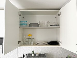 Kühlschrank, Mikrowelle, Herdplatte, Wasserkocher mit Kaffee-/Teezubehör