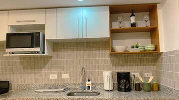 Frigorifero, microonde, forno, macchina per tè/caffè