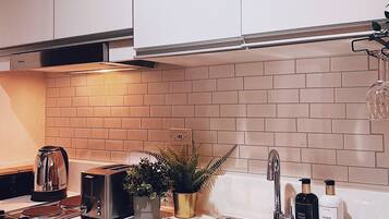 Refrigerador, microondas, tetera eléctrica y tostadora