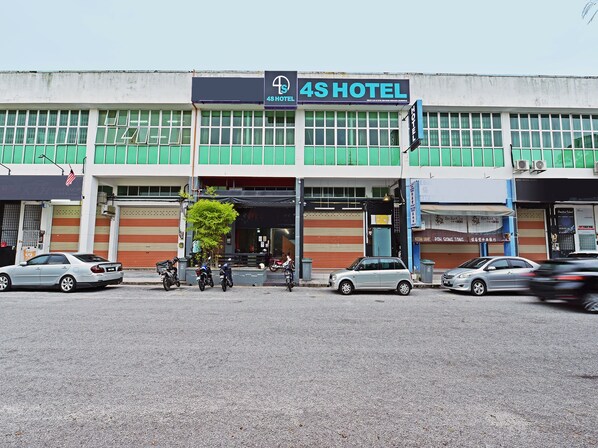 Front of property - 4S Hotel (Muar)
