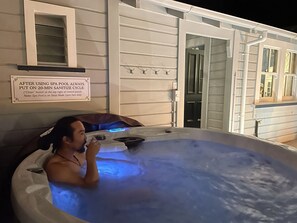 Outdoor spa tub - Ruapehu District's 5-star historic Owhango OLD POST OFFICE 5-7 Bdr Holiday Home (Owhango Village)