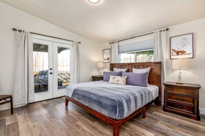 3 bedrooms, iron/ironing board, WiFi - Beautiful Lake Retreat with amazing Views! Walk to Siltcoos Lake, Relaxing Deck w/BBQ, pet friendly (Florence)
