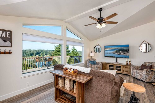 Beautiful Lake Retreat with amazing Views! Walk to Siltcoos Lake, Relaxing Deck w/BBQ, pet friendly