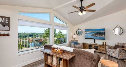 Beautiful Lake Retreat with amazing Views! Walk to Siltcoos Lake, Relaxing Deck w/BBQ, pet friendly