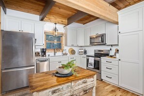 冷蔵庫、電子レンジ、オーブン、コンロ