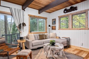 Smart TV, fireplace - Exquisite and Comfy Riverside Retreat, Huge Deck, Two Fire-Tables, BBQ, New Décor and Furnishing (Washougal)